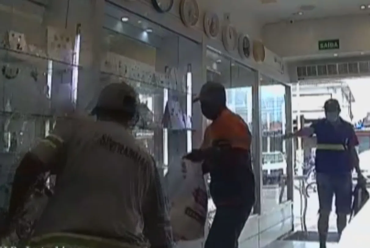 Bandidos quebraram vidraças da loja para poder roubar os itens de valor