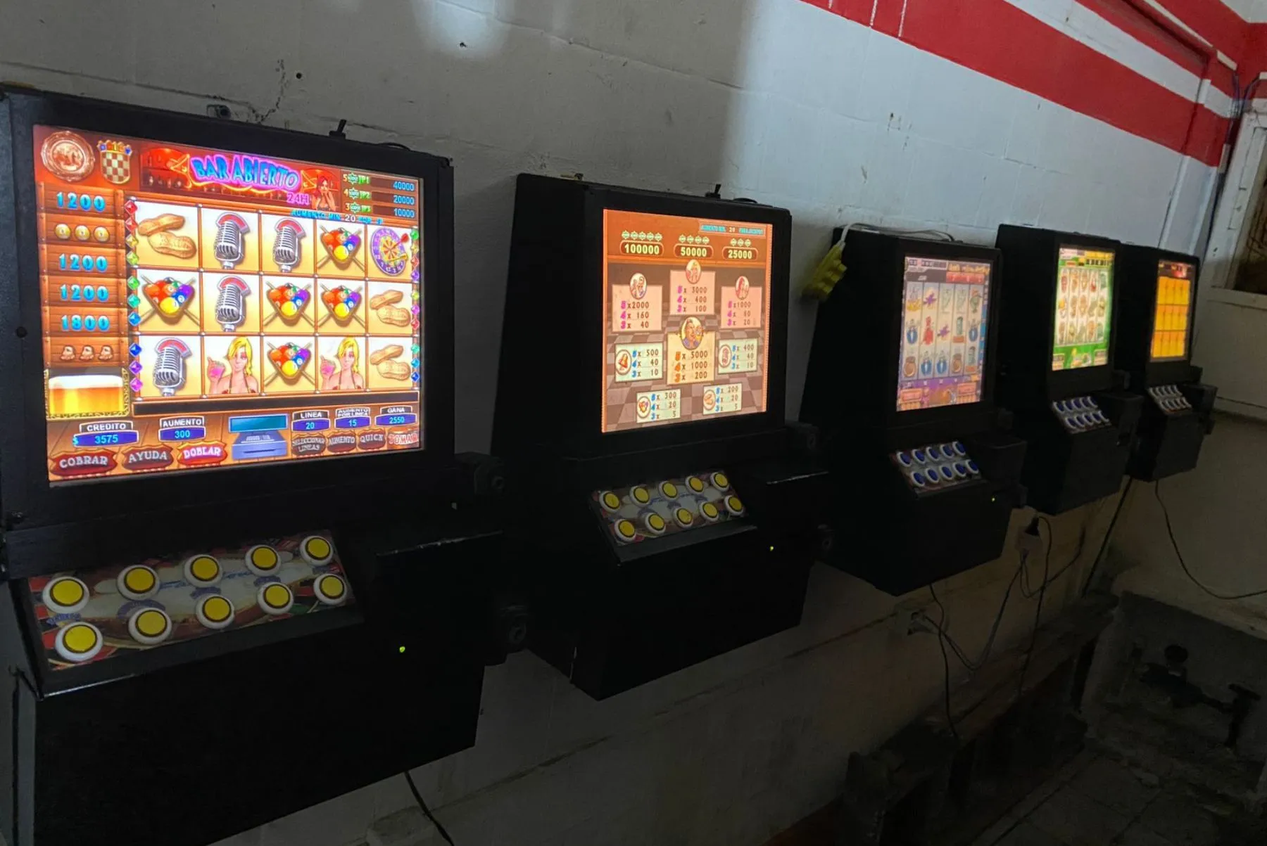 As cinco máquinas estavam dentro de um bar na Vila São Jorge