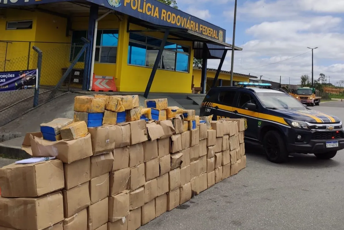 Policiais apreenderam pacotes que totalizaram duas toneladas de maconha