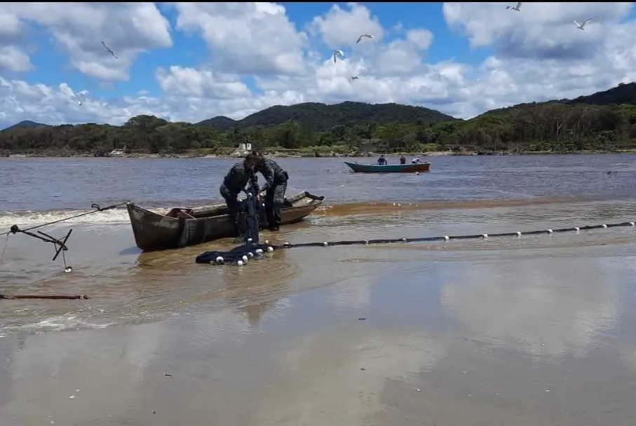 Uma canoa de fibra de 7 metros também foi apreendida pela Polícia Ambiental