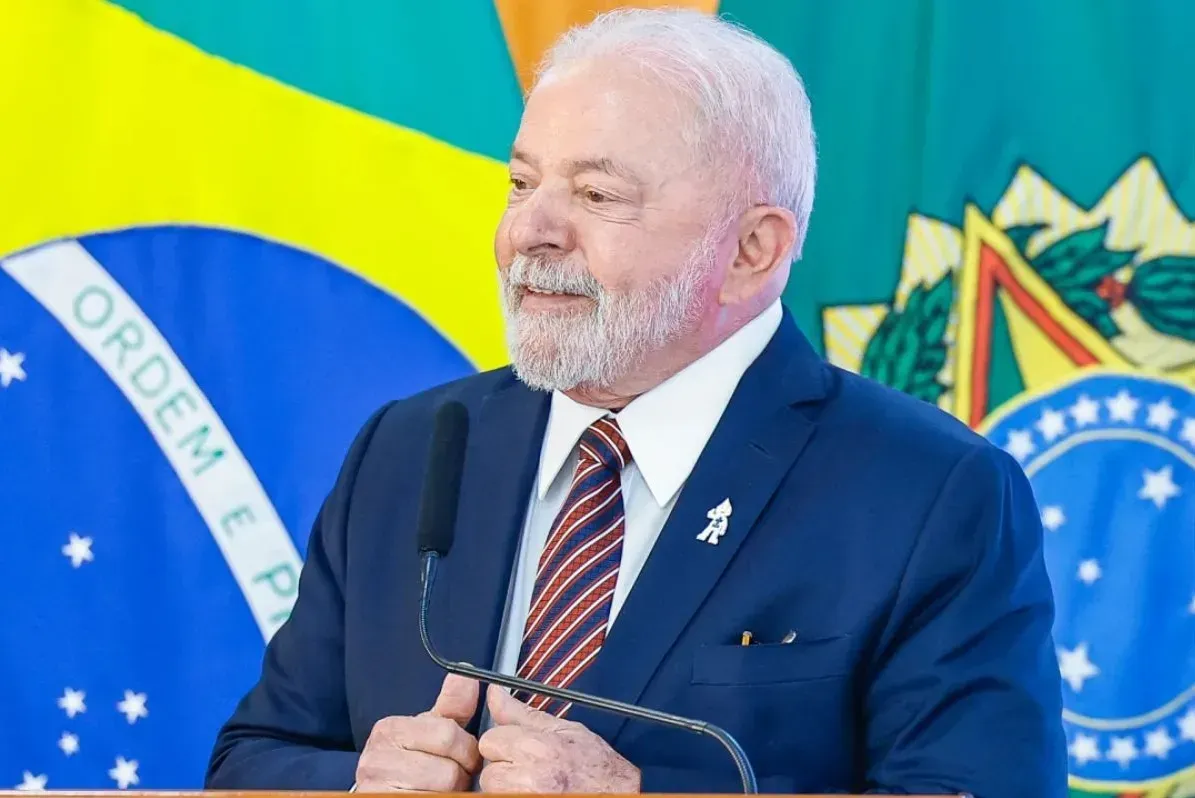 Lula criticou ainda os gastos com arsenais de guerra e cobrou mais dinheiro dos países ricos