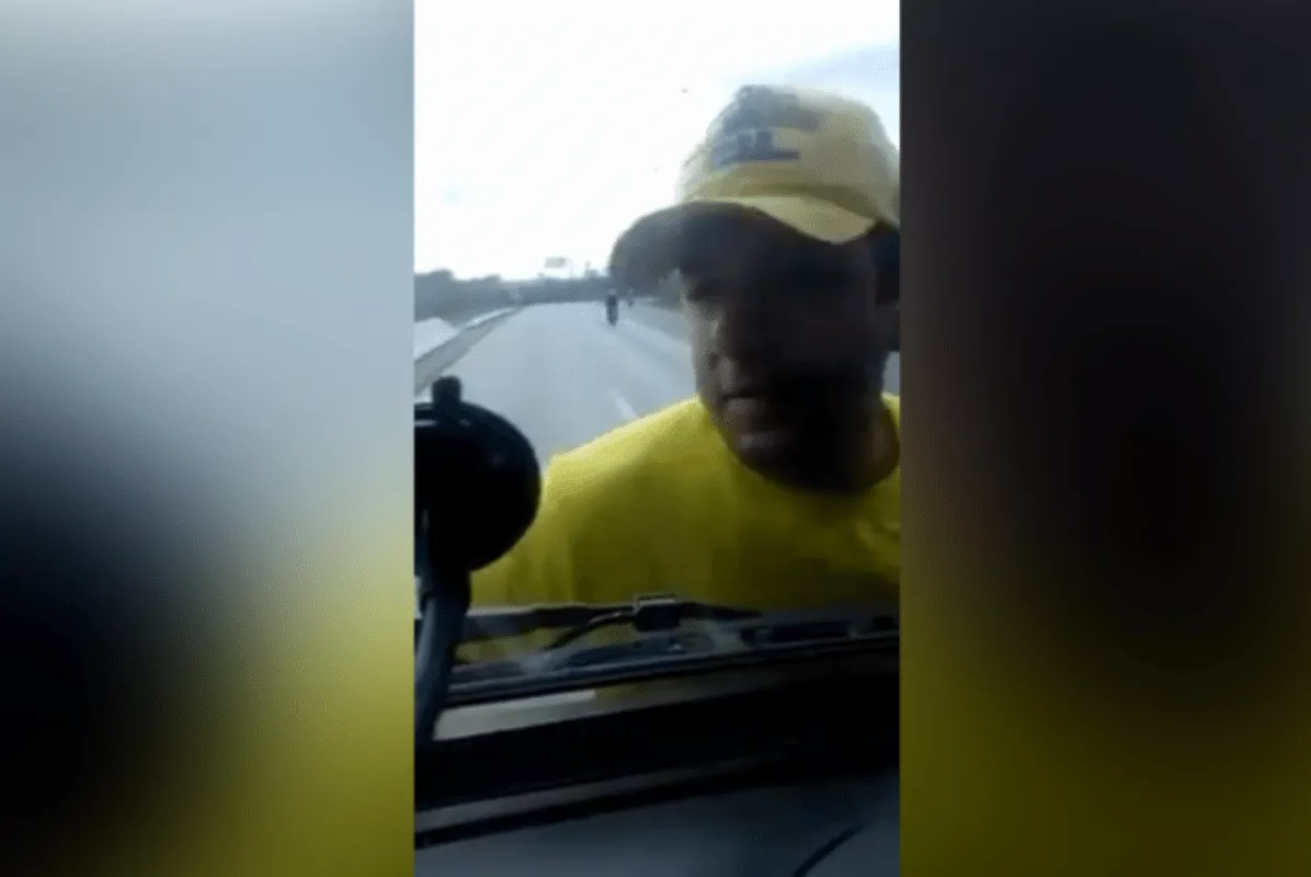 Bolsonarista se pendura em caminhão para impedir passagem do veículo durante protestos
