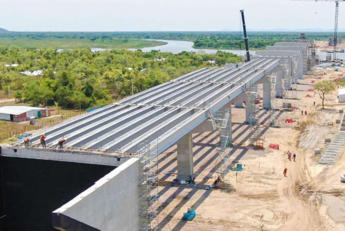 Construção da ponte sobre o Rio Paraguai, na fronteira entre Porto Murtinho (Brasil) e Carmelo Peralta: a estrutura terá 1.294 metros de comprimento e 29 metros de altura