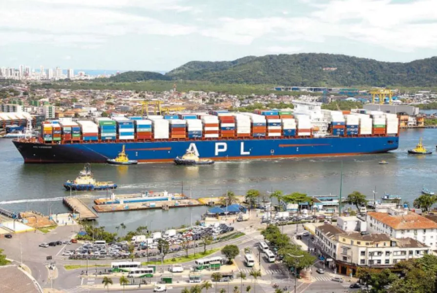 Porto de Santos registra uma movimentação média diária de 20 navios, entre entradas e saídas, e está apto a receber grandes embarcações