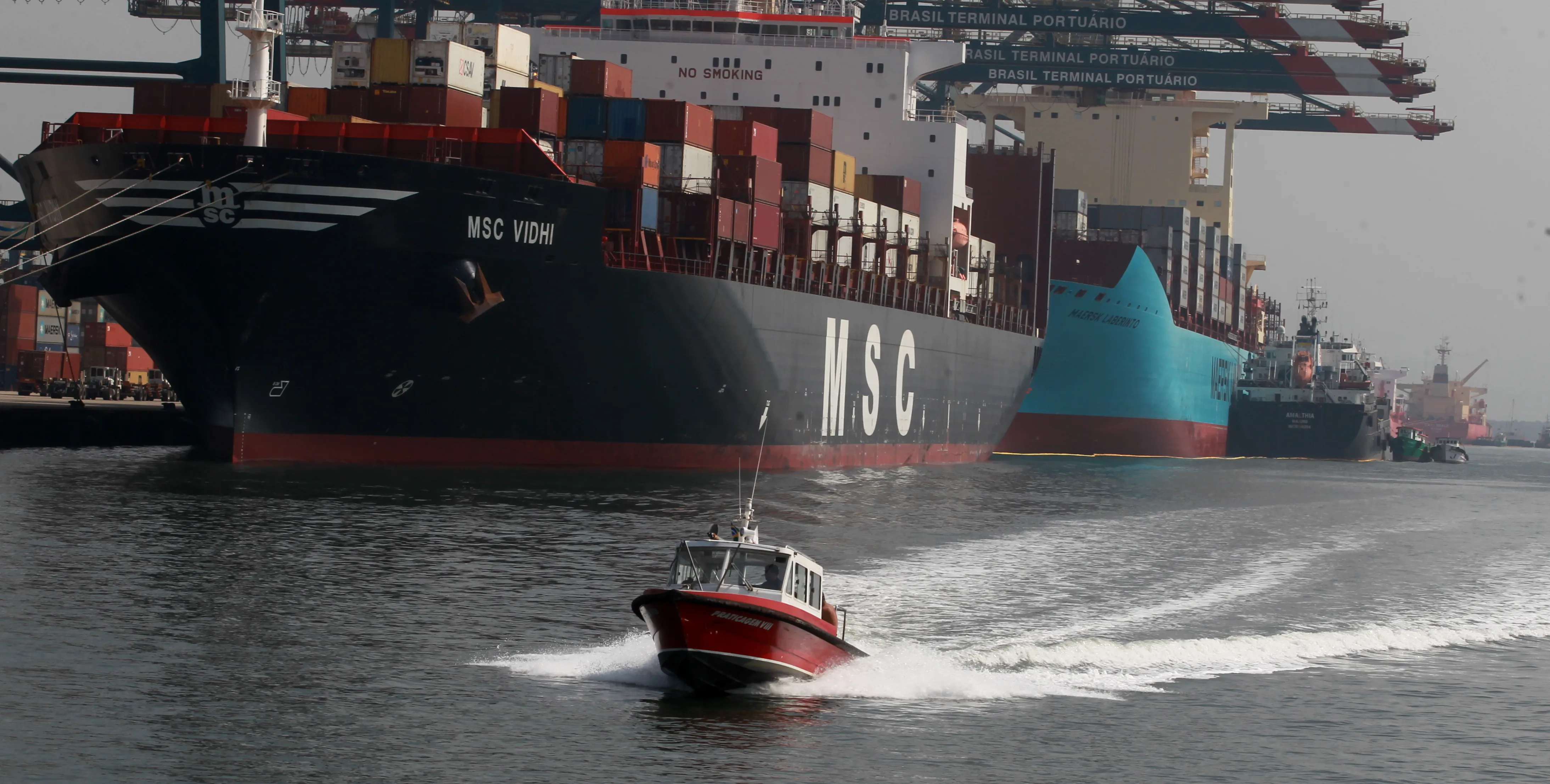     Lancha da Praticagem no canal do Porto de Santos: prático orienta a navegação de embarcações    