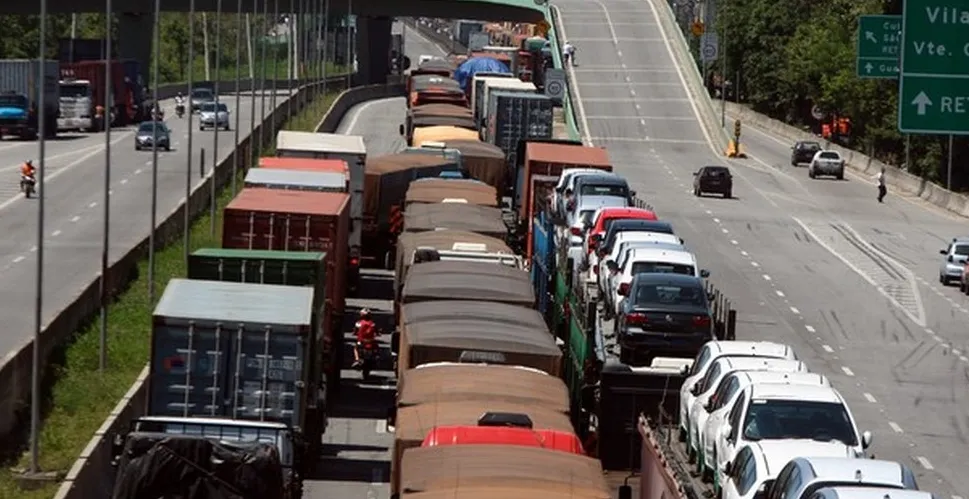  Caminhoneiros não descartam bloquear vias que dão acesso ao Porto de Santos 