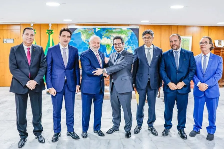 Com outros executivos, Diego Aponte (ao centro, cumprimentando Lula) elogiou potencial brasileiro