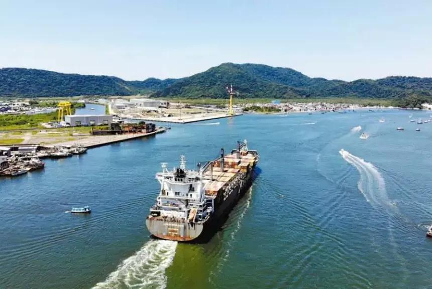 Empresa DTA Engenharia foi contratada em 2020 para o serviço de dragagem no Porto de Santos