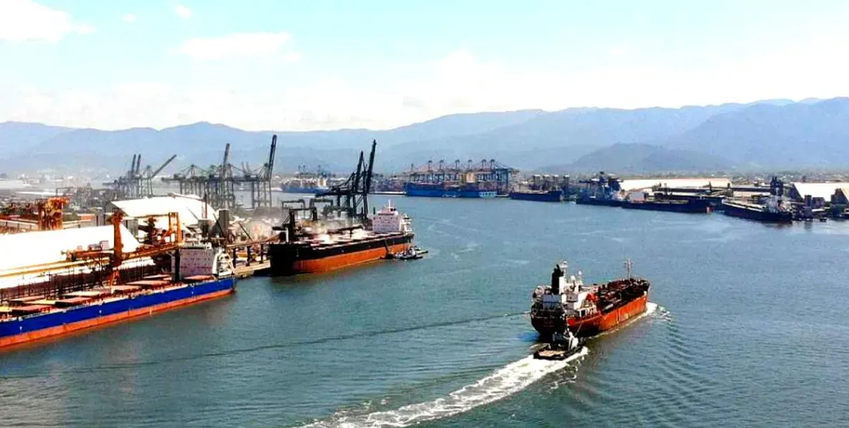 A dragagem é necessária para garantir o tráfego seguro de embarcações no canal de navegação do Porto 