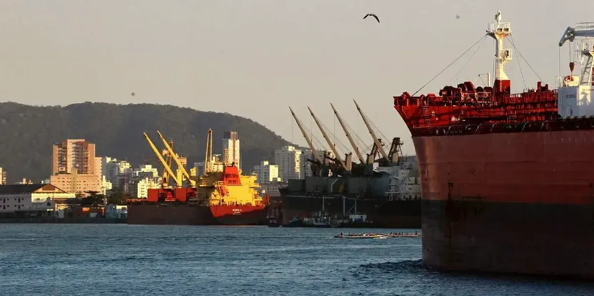  Ameaça de greve no abastecimento de navios já preocupa agentes de navegação 