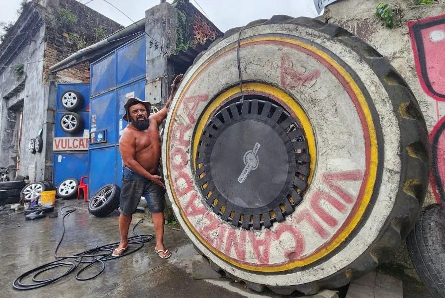 Domingos Januário dos Santos, o Barba, trabalhou por 50 anos com pneus de caminhões