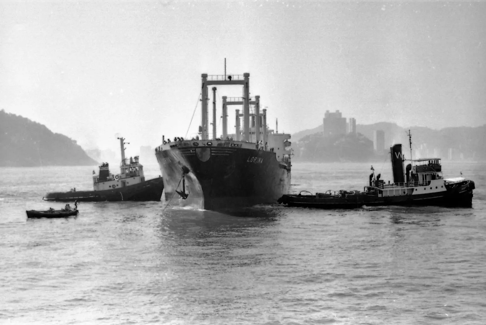 Navio Lorina encalhado perto da Ilha Porchat, 1967