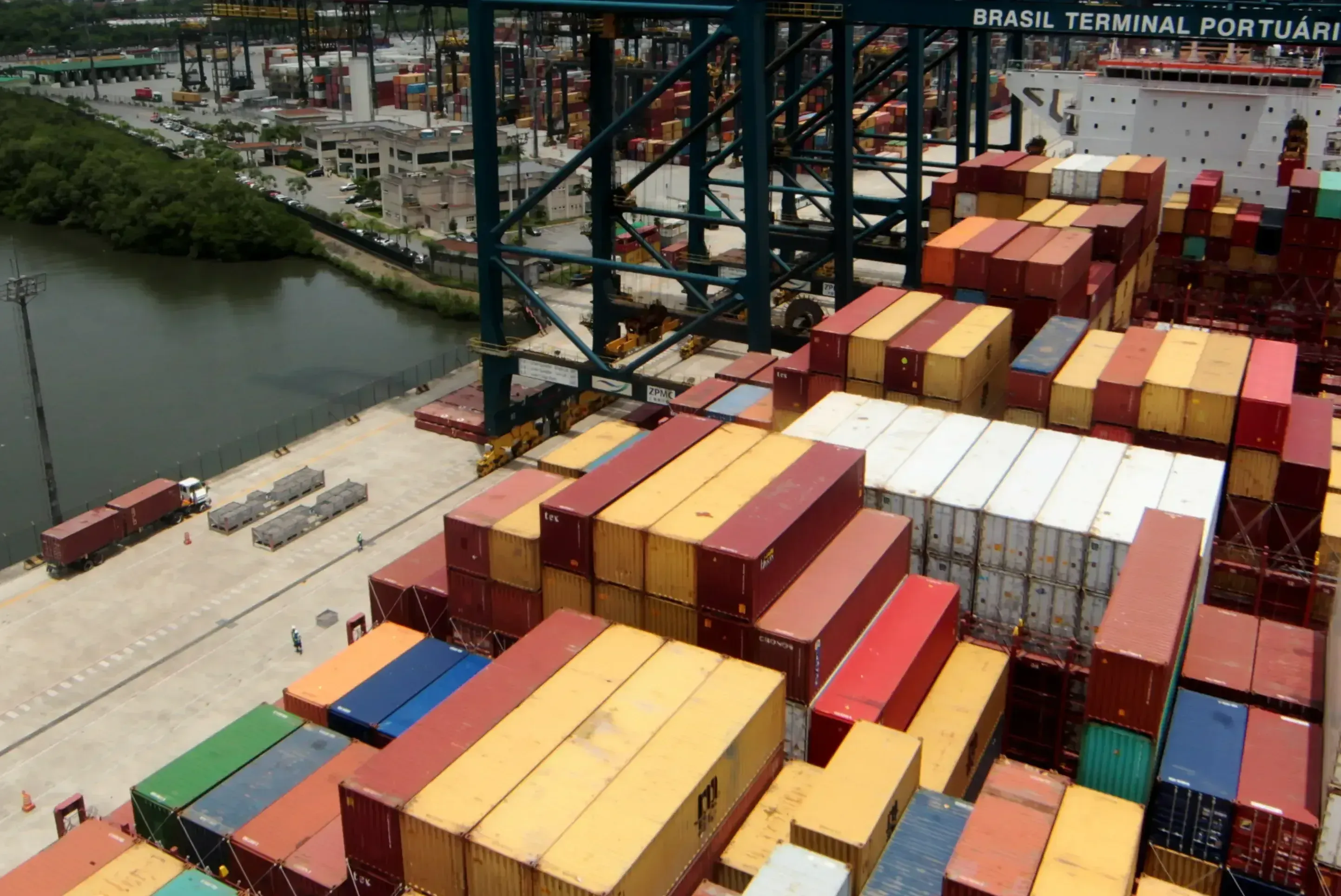 Terminais portuários cobram SSE devido à necessidade de retirar contêineres de armazenamento para transporte