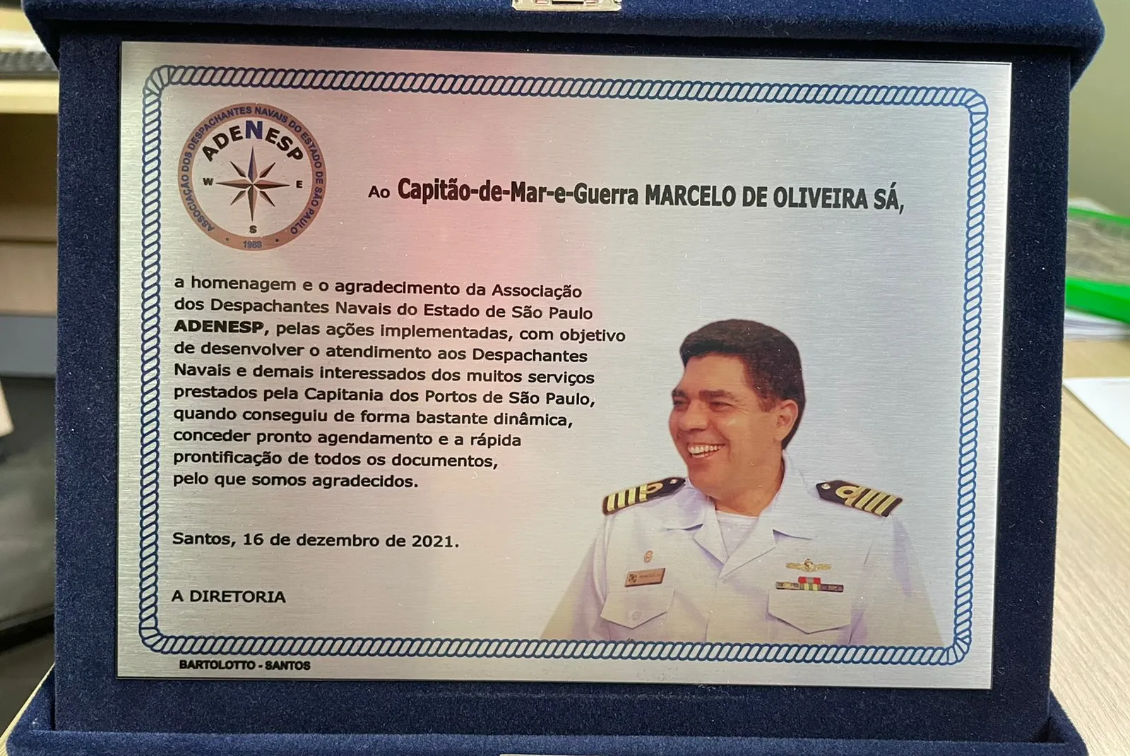 Capitão Marcelo de Oliveira Sá recebeu uma placa da Associação dos Despachantes