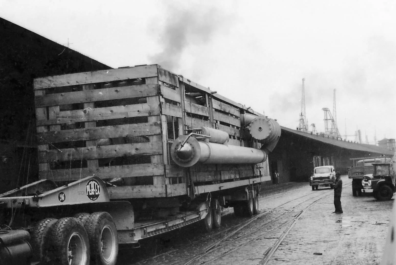 Chegada de equipamentos para fábricas do Interior, 1966