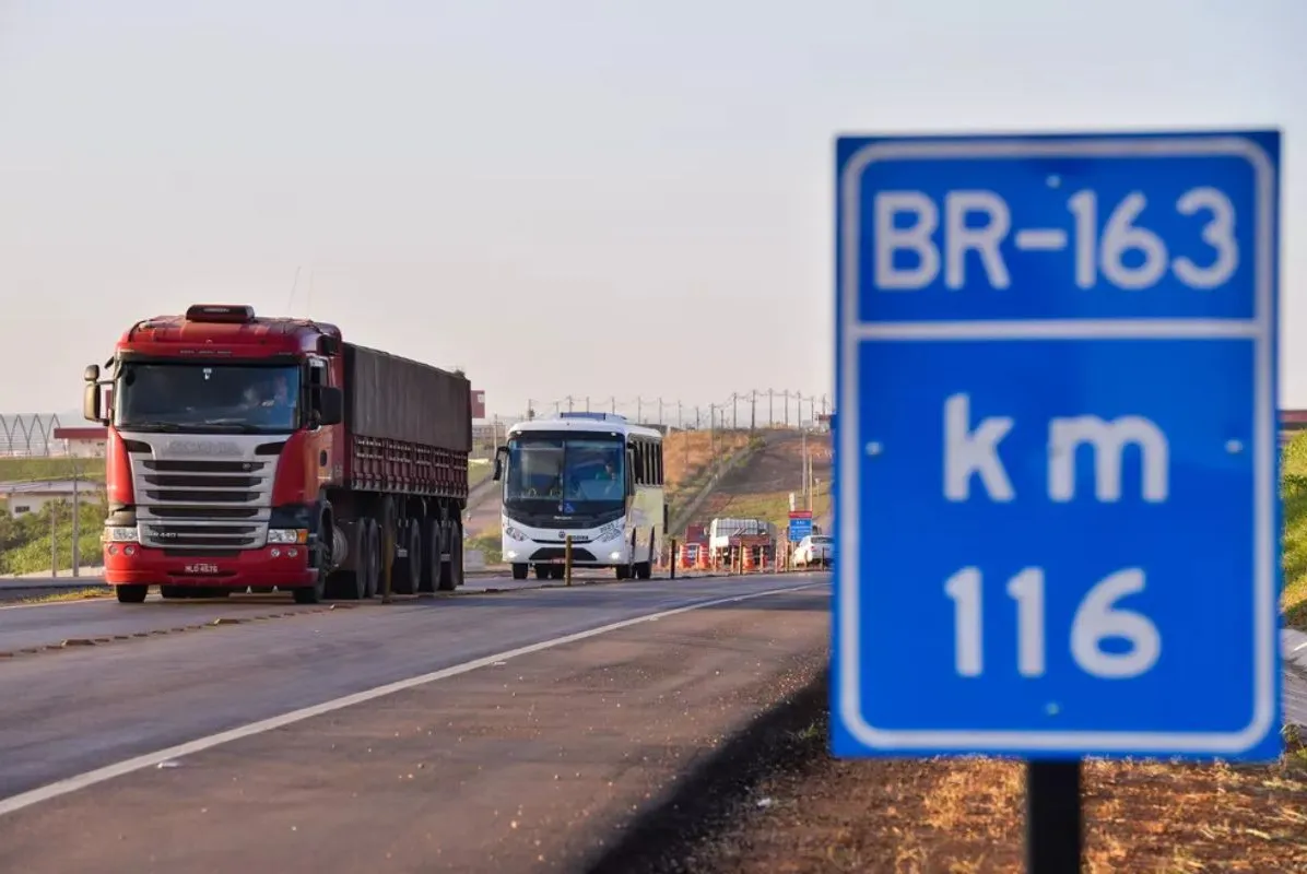 A BR-163 rasga o Brasil praticamente de ponta a ponta e é vital para o escoamento de grãos produzidos no Centro-Oeste rumo ao Norte