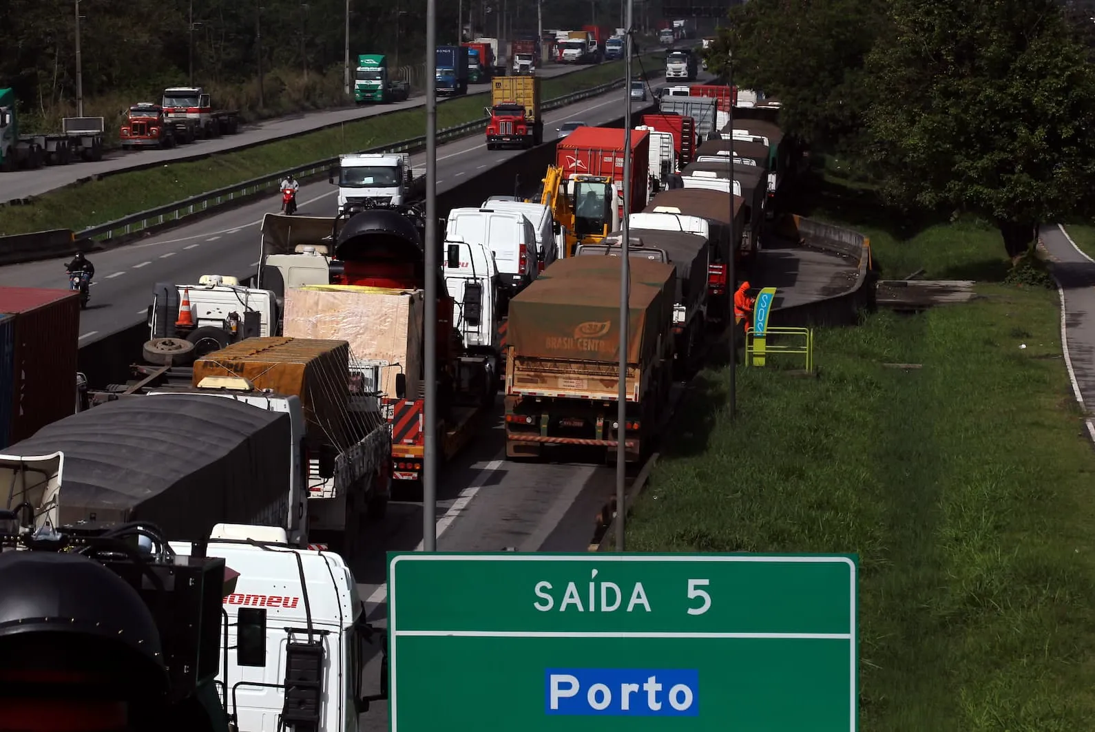 O excesso de caminhões na Cônego Domênico causou transtornos há duas semanas na região