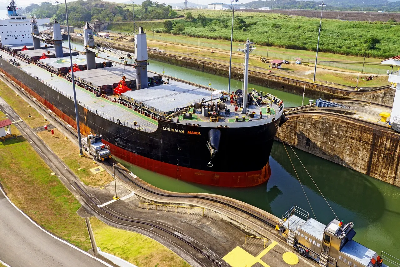 O Canal do Panamá foi construído a partir de um sistema de eclusas, que permite a elevação e o rebaixamento das embarcações em locais que apresentam desníveis entre os oceanos
