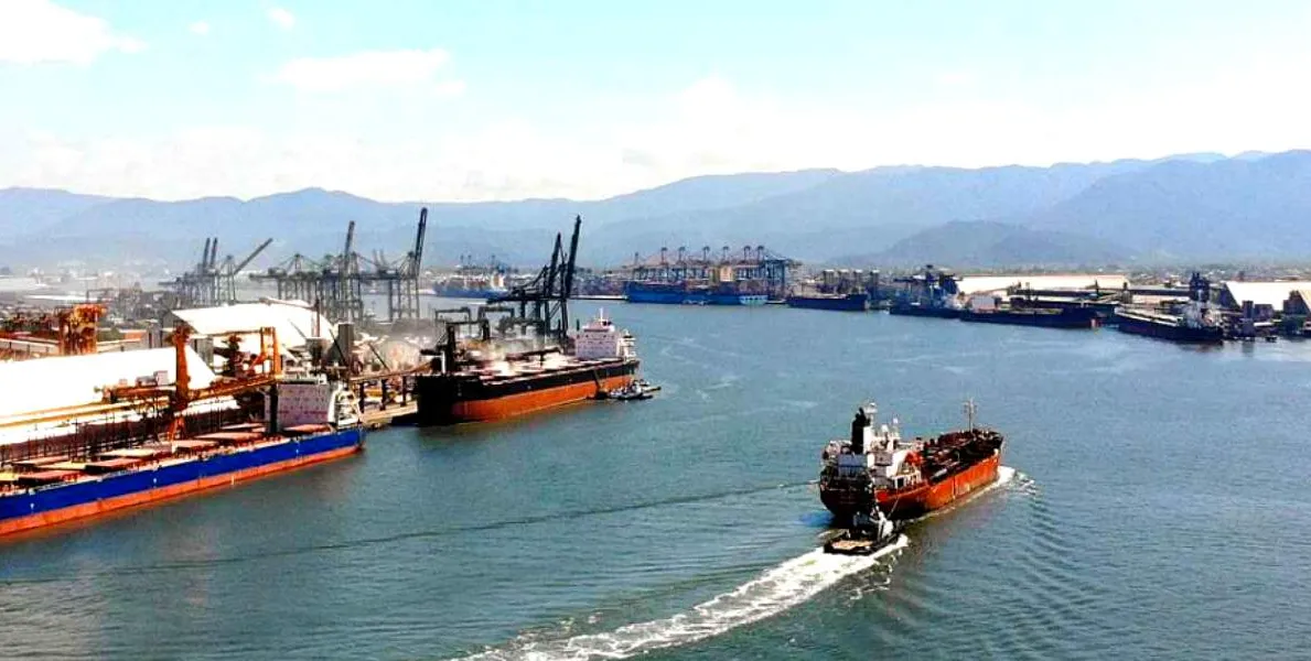   Navio no canal do Porto de Santos: complexo marítimo desempenha papel de destaque para o agronegócio  