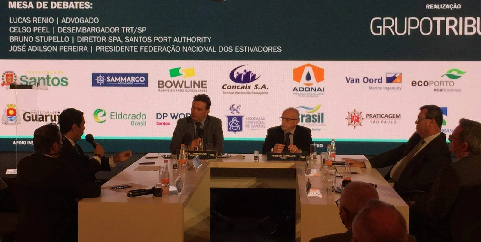 Hudson Carvalho e o apresentador Maxwell Rodrigues comandaram terceira mesa de debates