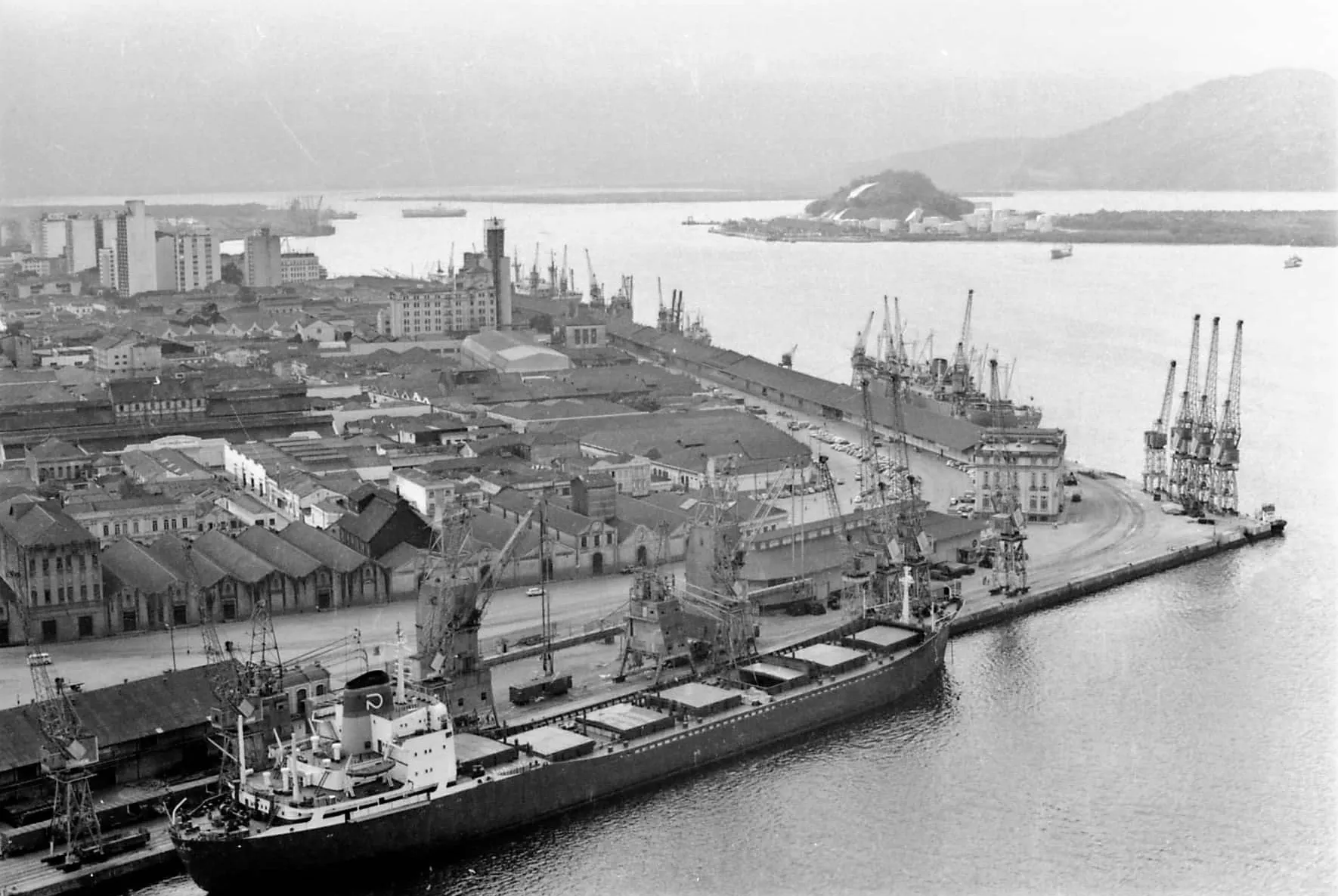 O porto de Santos, em 1971