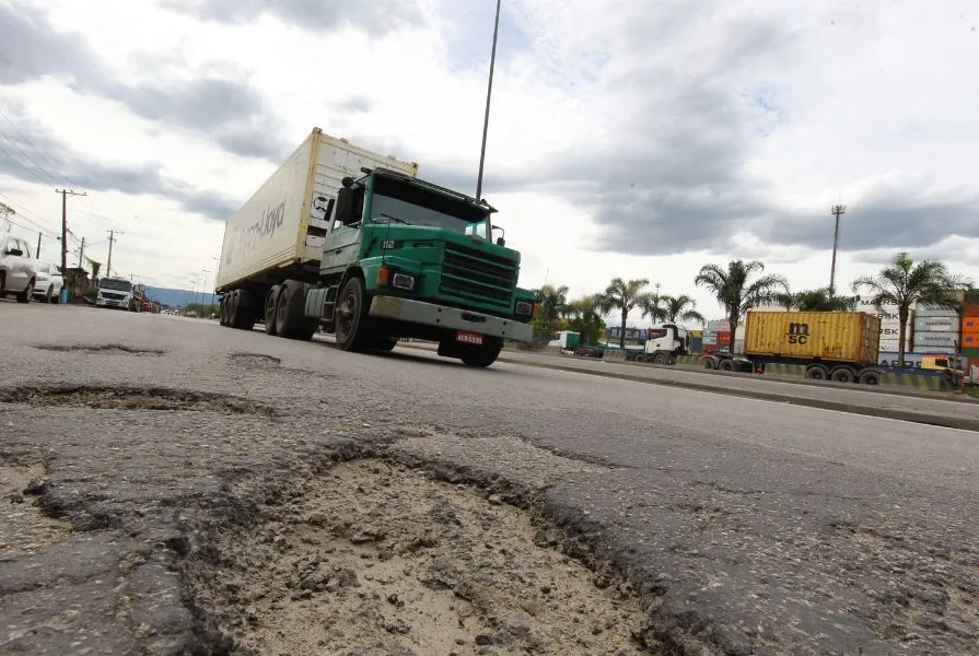 Caminhoneiros que passam pelo Porto de Santos precisam driblar os buracos em algumas das principais vias de acesso