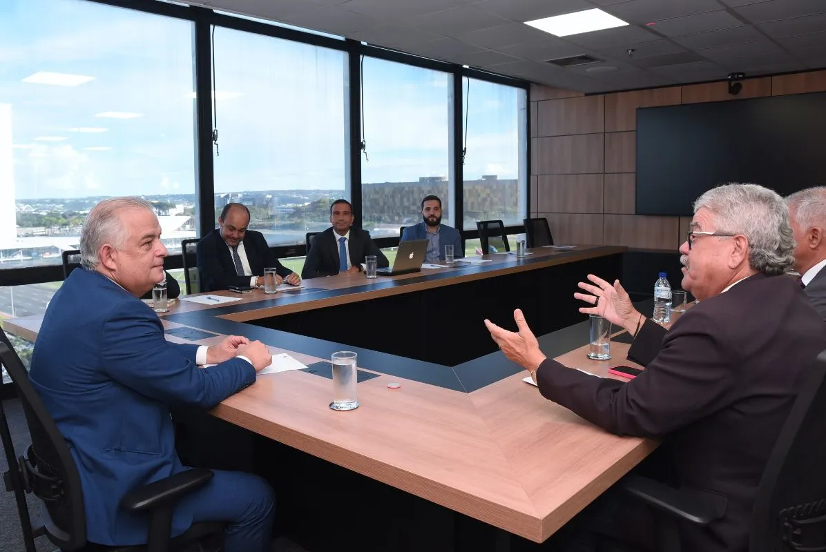 Na reunião com o ministro Márcio França, o presidente da FNP, Eduardo Guterra, reivindicou a retomada do 13º salário e do reajuste dos benefícios, suprimidos no acordo de reestruturação financeira do Portus