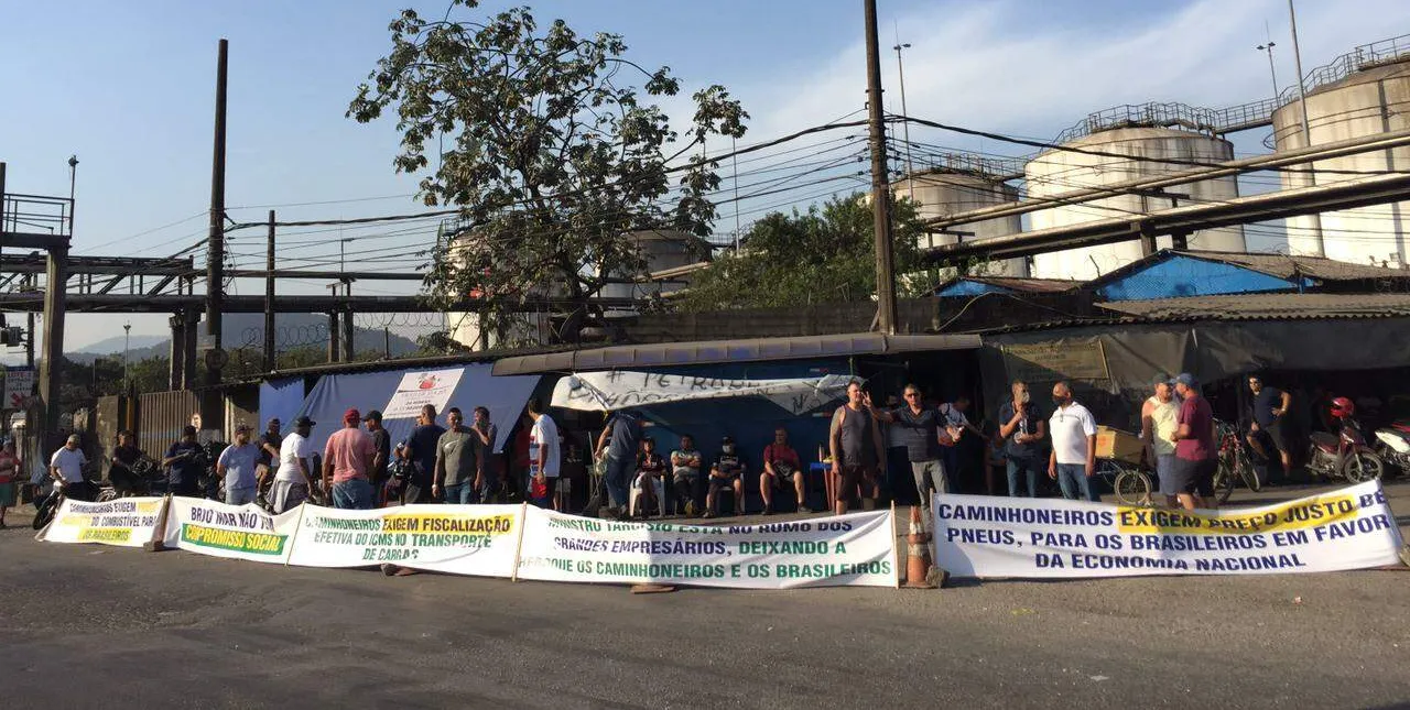  Caminhoneiros autônomos do Porto de Santos paralisam atividades em apoio à greve nacional 