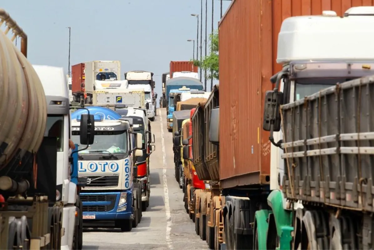 Fila de caminhões no viaduto sentido Alemoa, na marginal da Via Anchieta, por volta das 12h30 desta quarta-feira (1º)