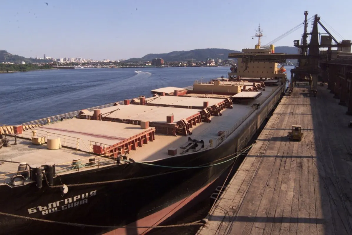 Porto de Santos ainda exporta 63% da produção nacional de soja e milho, segundo a CNA