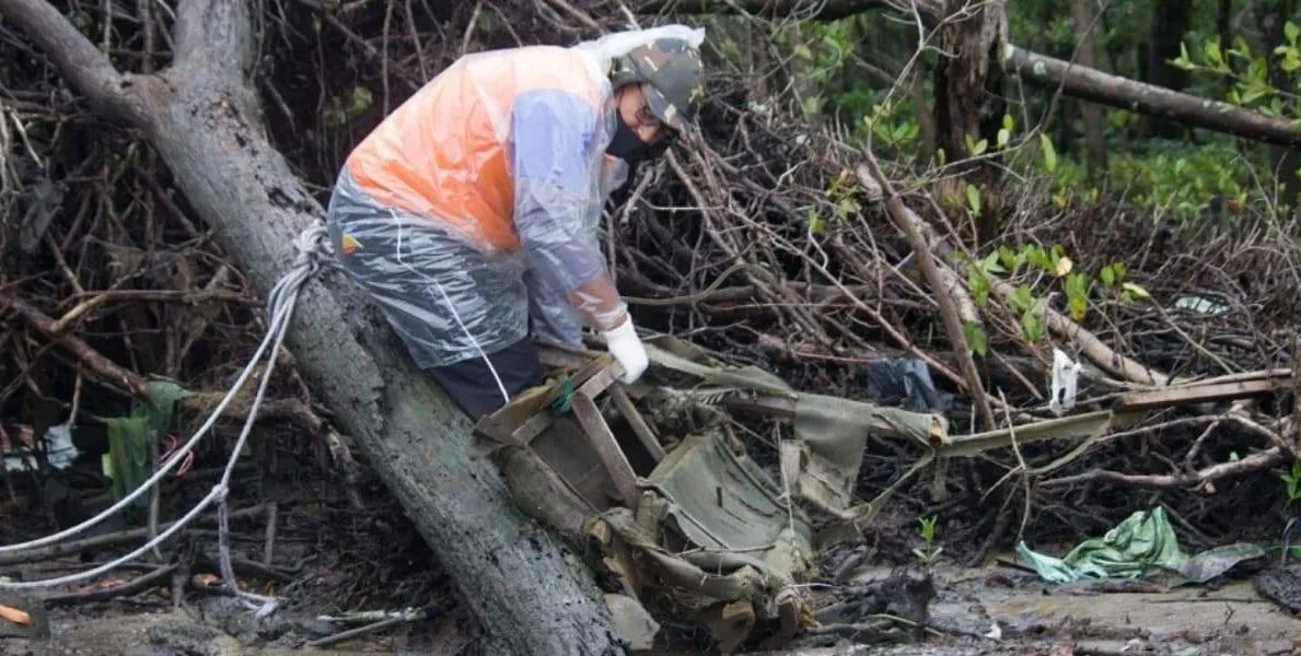  Prefeitura retira resíduos de manguezal  