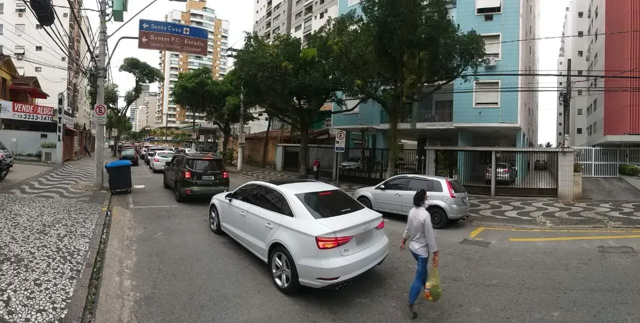   Homem costuma andar pela Avenida Marechal Floriano Peixoto  