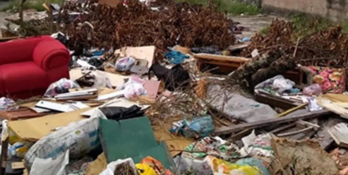  Moradores descartam lixo de forma irregular no bairro Anhanguera em Praia Grande 