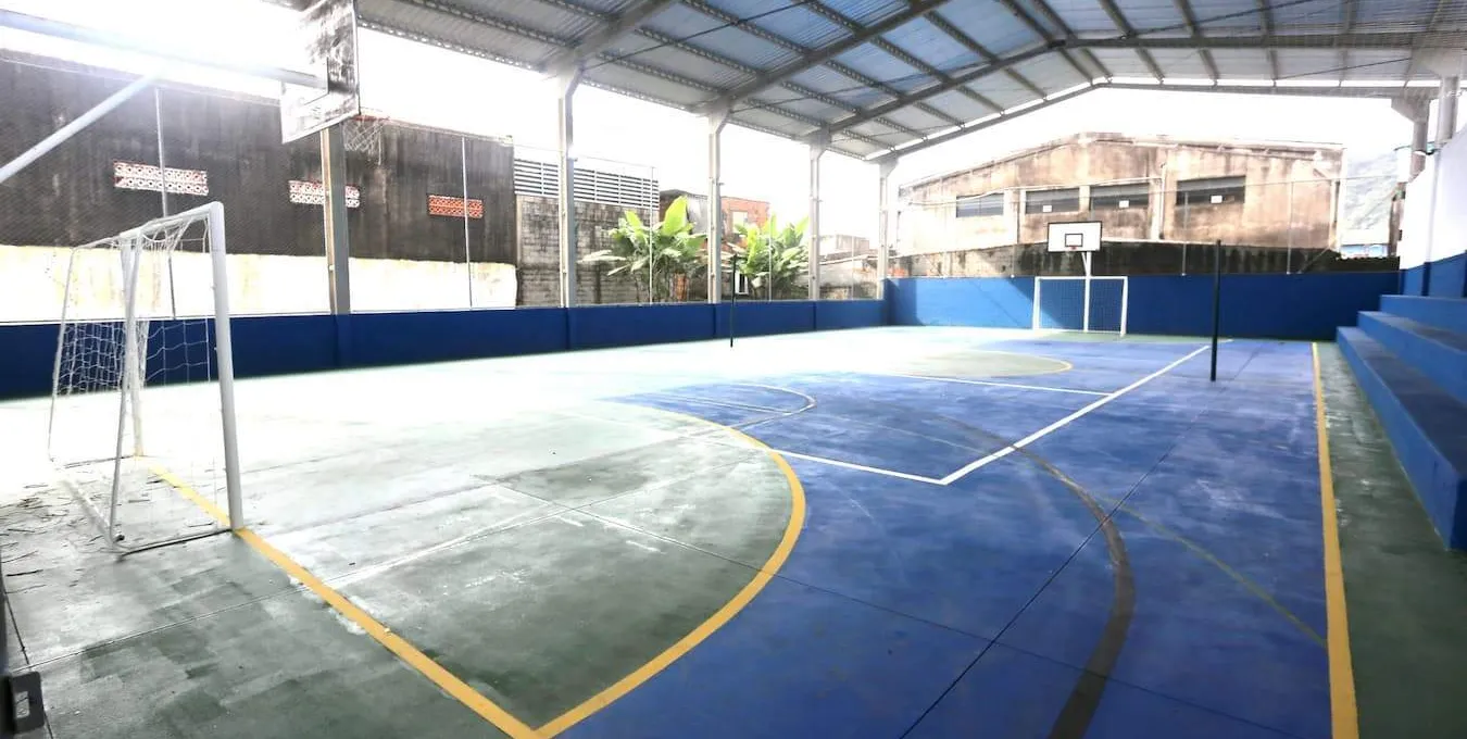  Prefeitura conclui reforma de quadra poliesportiva no bairro Santo Antonio 