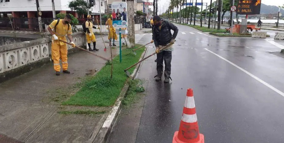  Santos realiza serviços de capinação e raspação na Ponta da Praia  