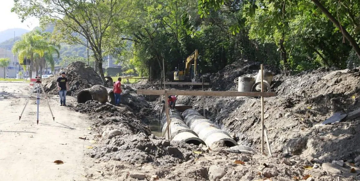  Local está recebendo tubos de concreto maiores, para substituir os que já existem na rede de drenagem da via 