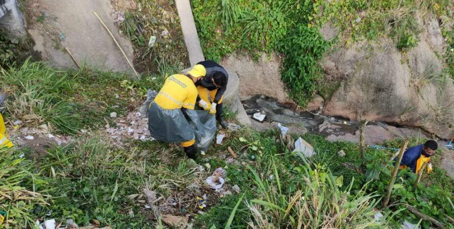  Lixo é retirado de encosta do Morro Santa Maria em Santos 
