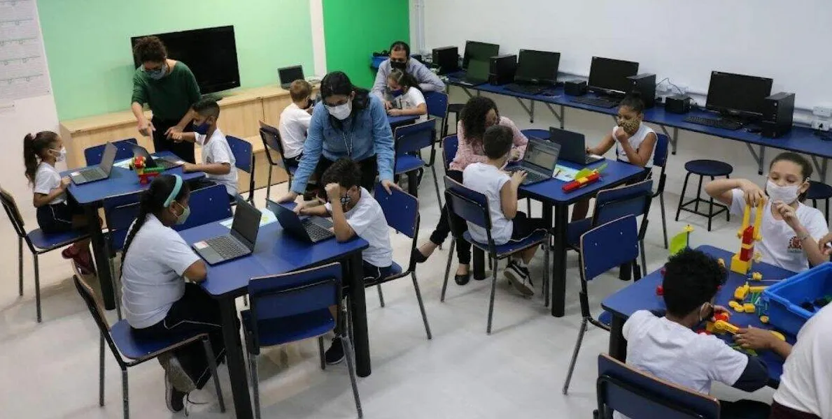  Oficinas de robótica e de educação financeira serão desenvolvidas entre os alunos na ‘estudioteca’ da escola 
