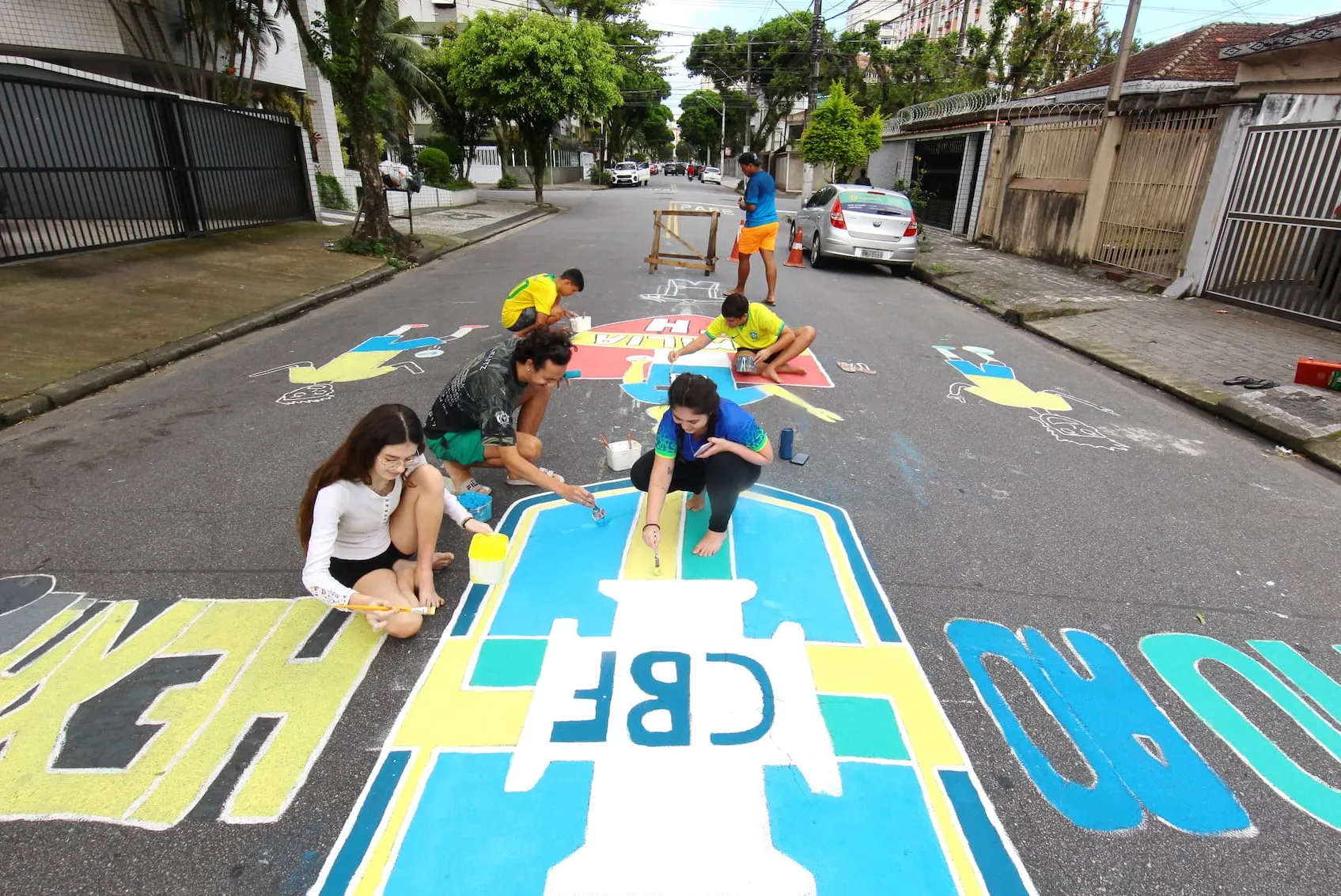Grupo de amigos decoram a Rua Torres Homem, no Embaré, em Santos, para a Copa do Mundo