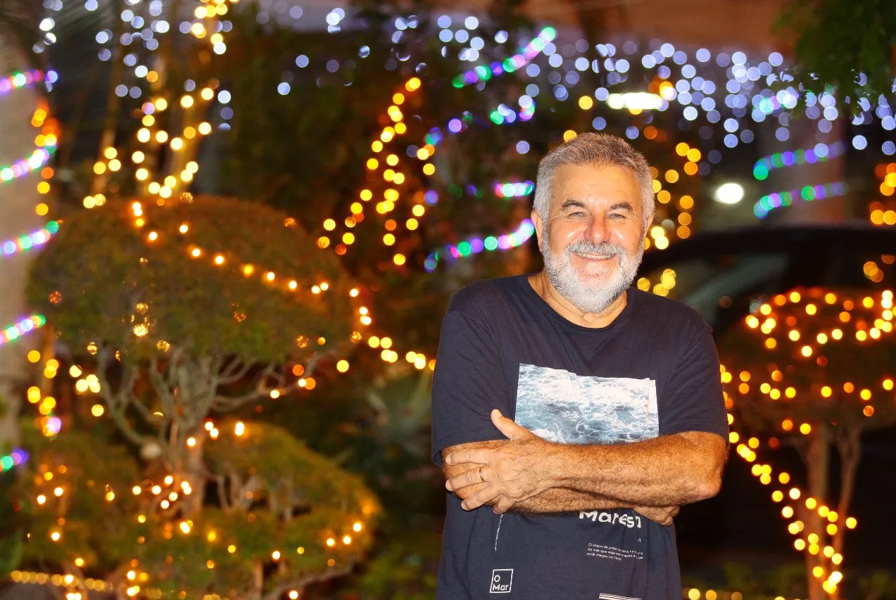 Roberto Pires mudou-se para Santos há nove anos e sempre coloca músicas natalinas para tocar da janela.