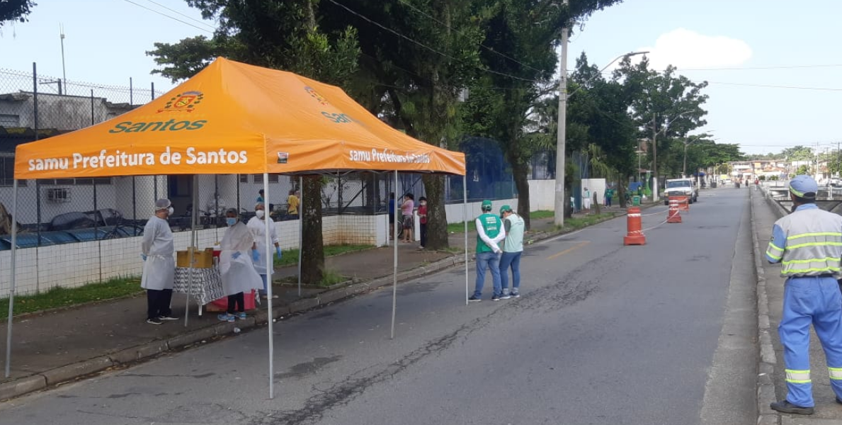   Não há fila no drive-thru montado em frente à Policlínica do Rádio Clube, que fica na Avenida Hugo Maia  
