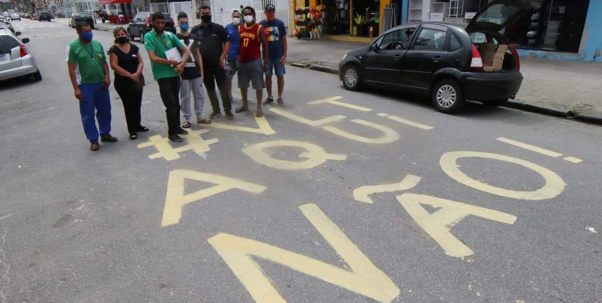  Moradores pintam asfalto em protesto contra instalação do VLT 