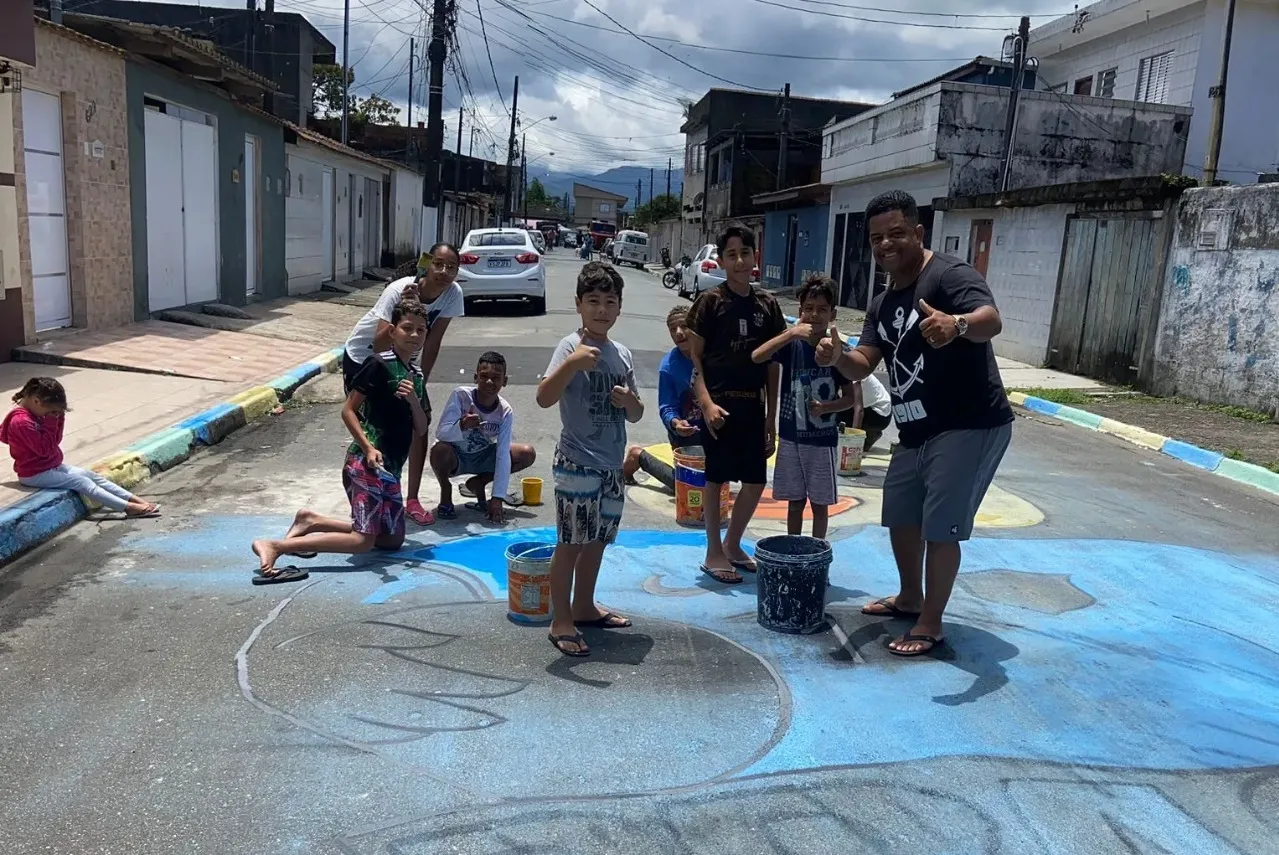 Pintor reuniu a garotada no Pae Cará para decorar a rua e torcer pela Seleção