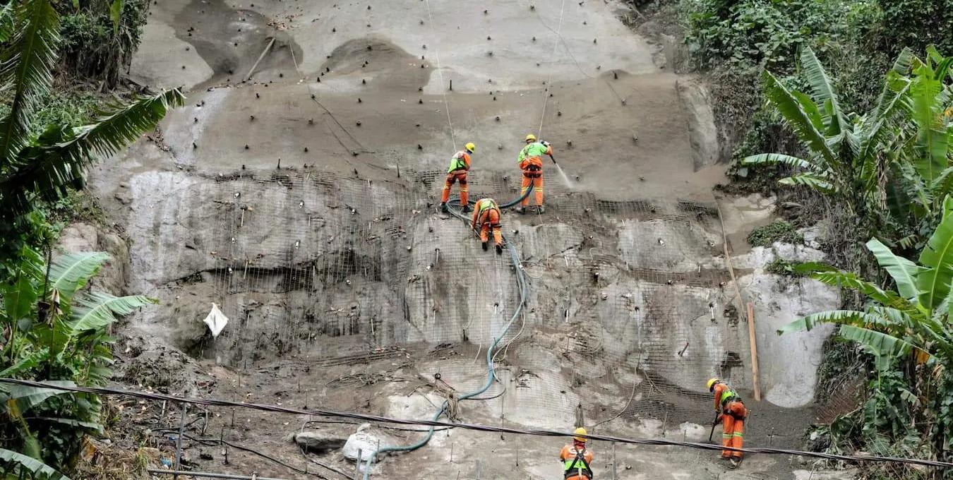    Obras para evitar deslizamentos em dois morros de Santos estão quase concluídas   
