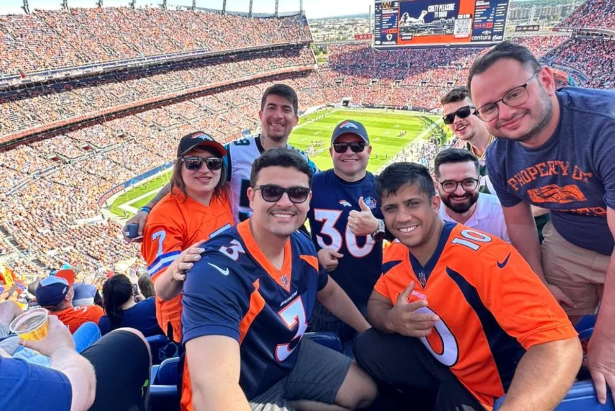 Em setembro, grupo esteve em Denver, acompanhando partida da liga de futebol americano