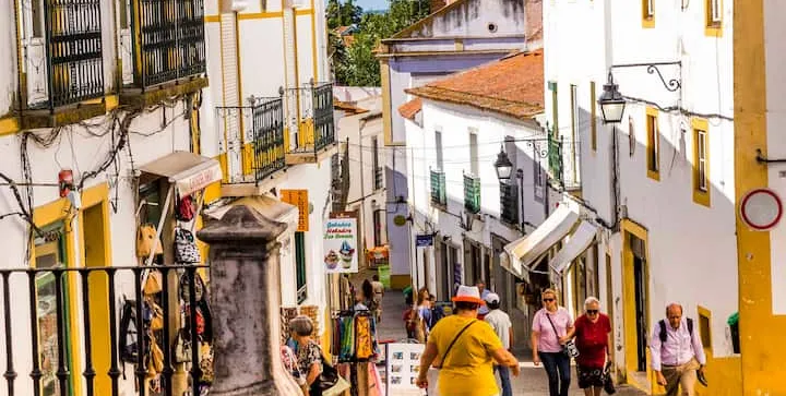 As ruas medievais de Évora, onde o viajante se perde – no bom sentido – para encontrar a História viva
