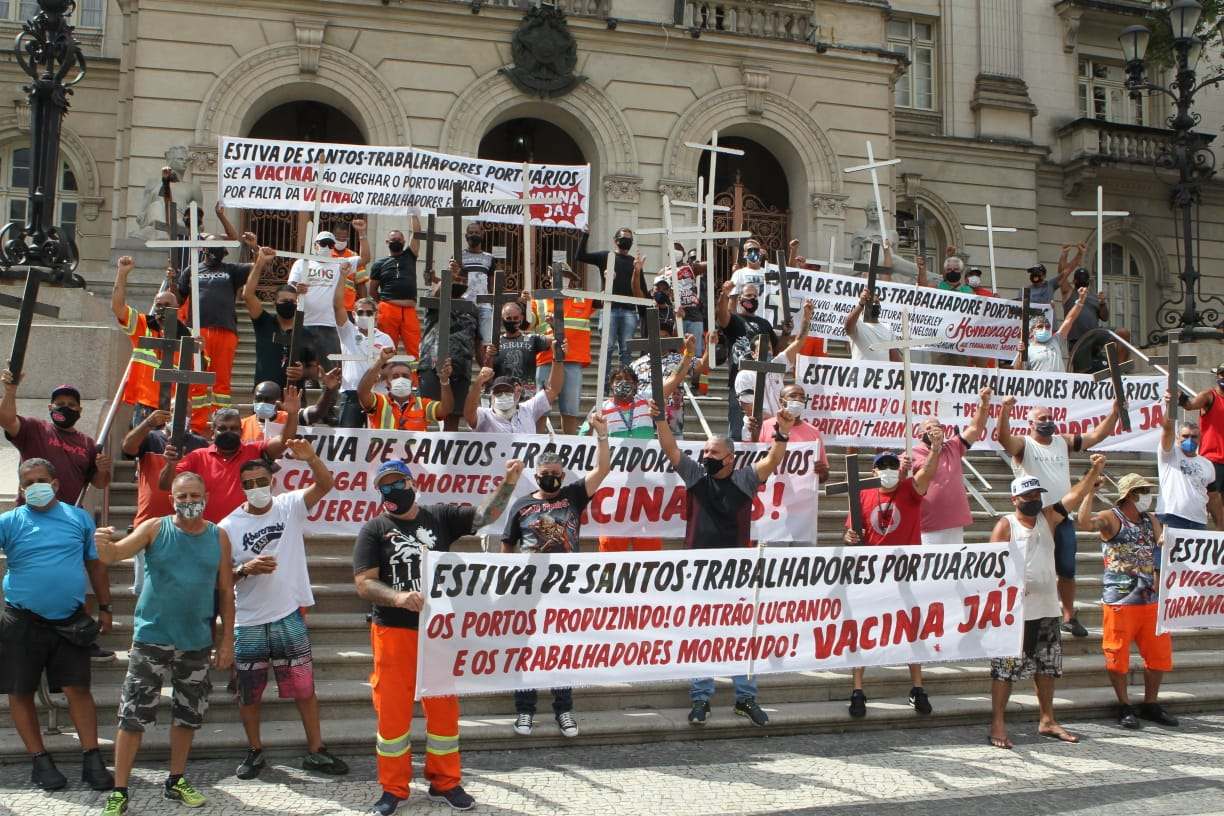 Com cruzes nas mãos, trabalhadores do Porto de Santos protestam por antecipação de vacinas