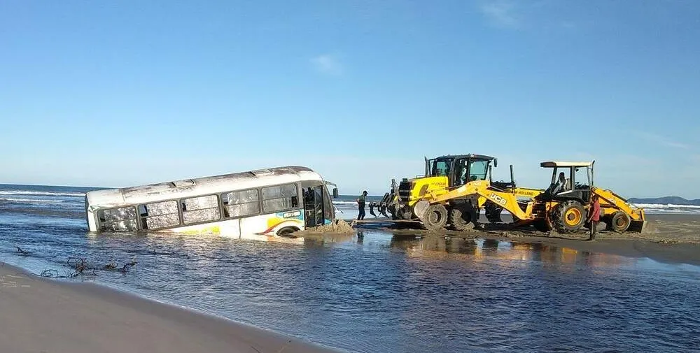  Ônibus quase foi levado pela maré em Ilha Comprida, no litoral de São Paulo 