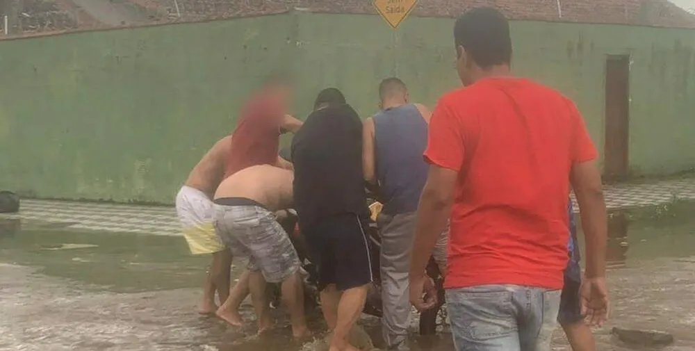  Motociclista foi resgatado após quase se afogar em Praia Grande 