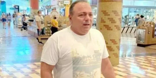   O ex-ministro foi flagrado sem máscara de proteção dentro de um shopping em Manaus  